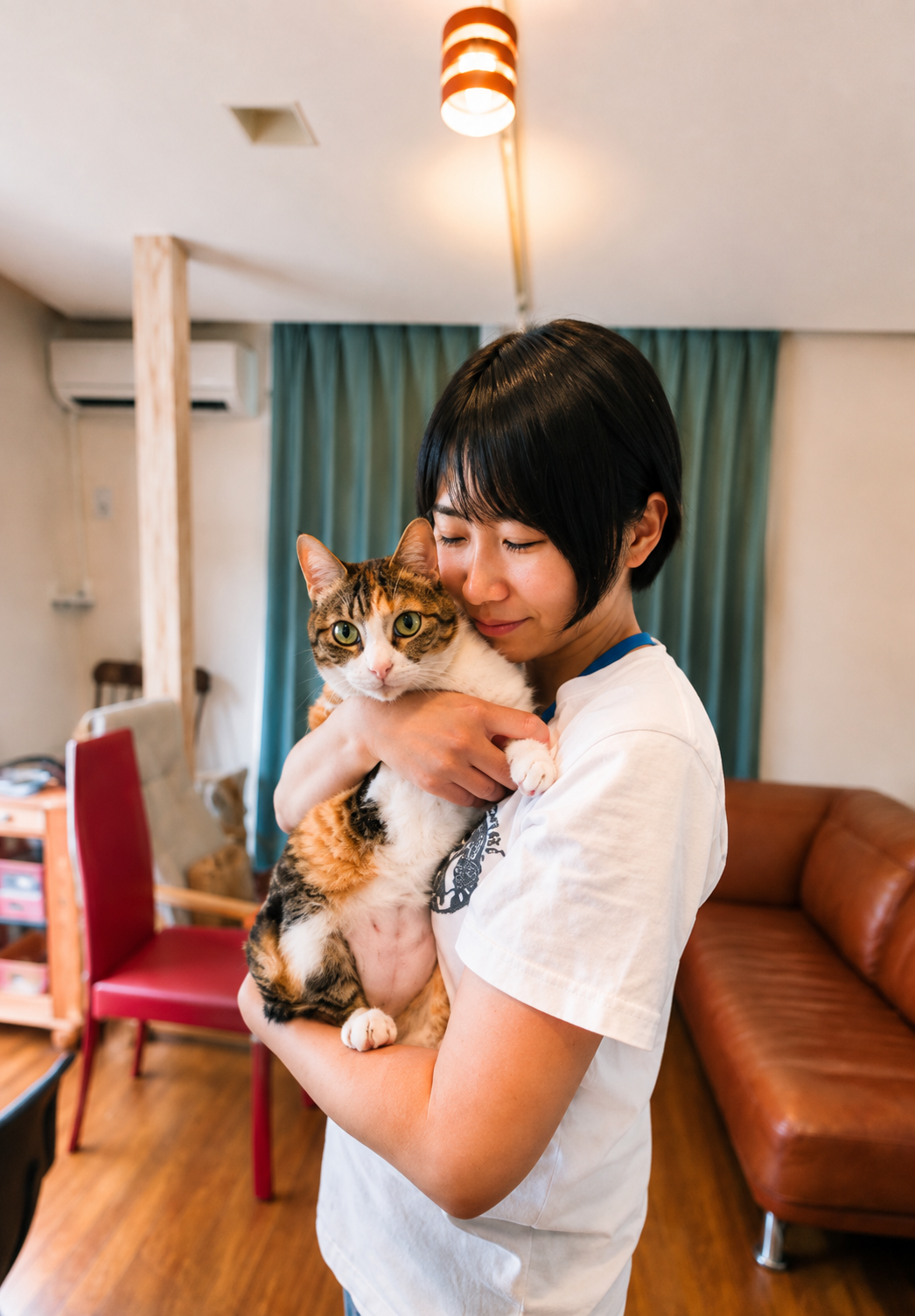 保護猫を抱くNPO法人ちゅらねこ代表・加藤有貴